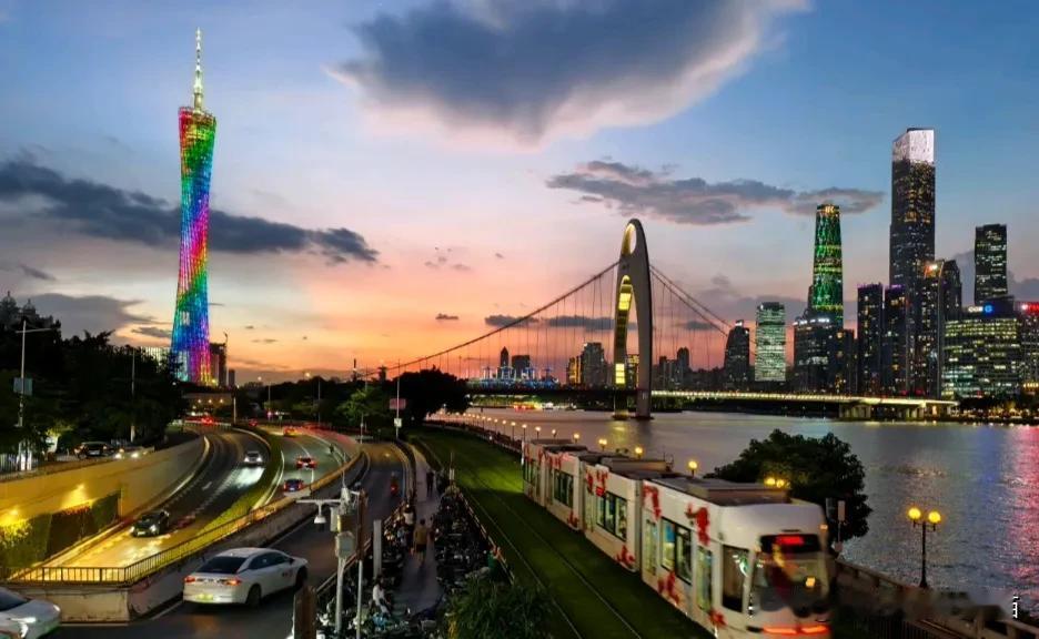 广州的夜晚美得像一场梦，尤其是珠江新城和海珠广州塔一带。白天去广州塔游玩，先在