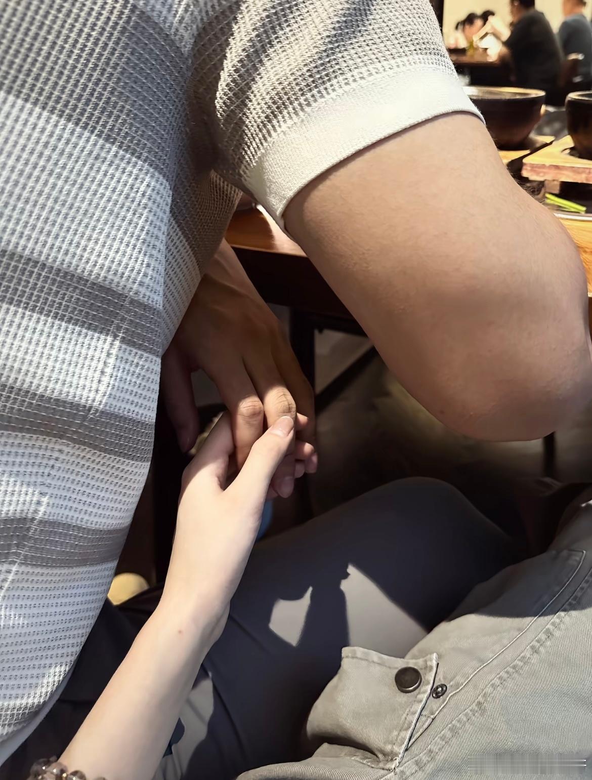 进入一段亲密关系后两个人在一起谈恋爱就应该是真诚的是不需要畏手畏脚的爱就要大大方