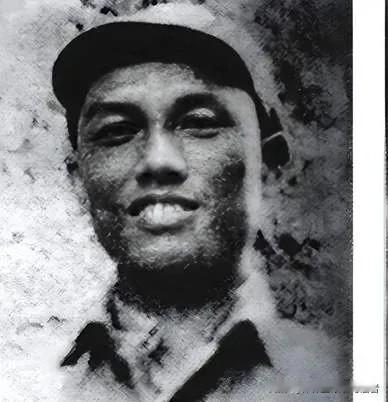 1949年金门战役，解放军作战失利，253团政委在战场上莫名失踪。活不见人、死不