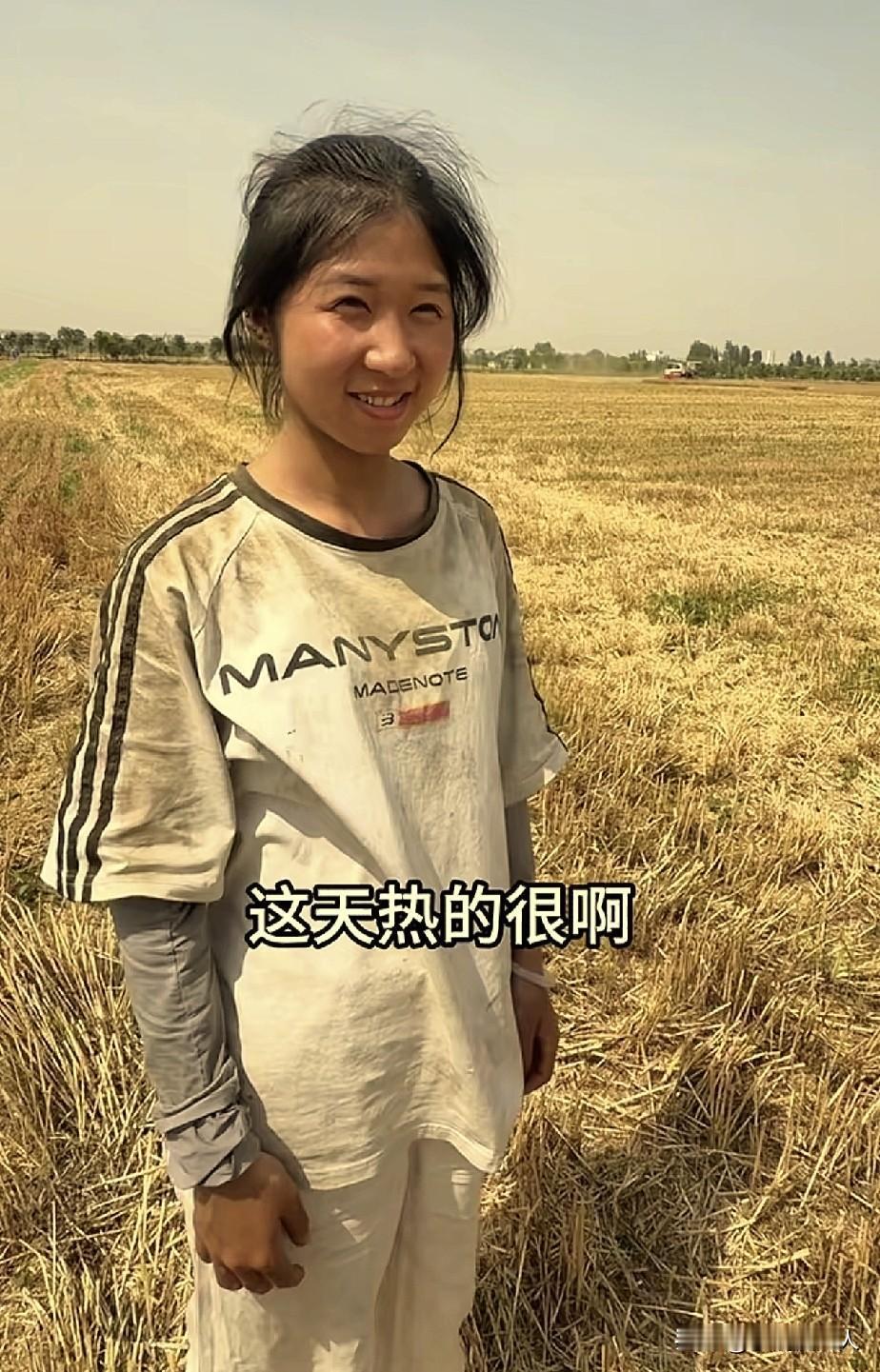 最美女农机手！河南一个20岁的女孩，开收割机帮父母干活，却被全网“争抢”当儿