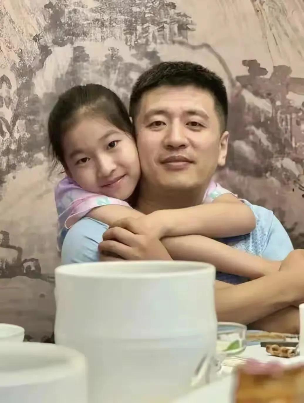 张雪峰11岁的女儿瞬间没有了爸爸他曾经说让女儿去银行工作可是，他的突然离开，