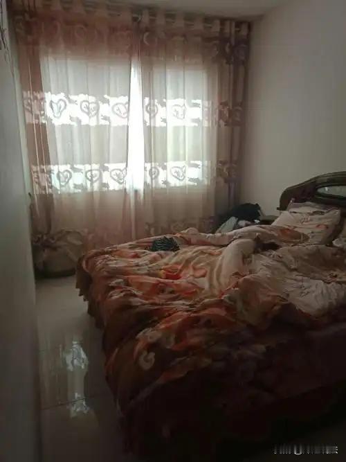 广东东莞，女子嫌弃比自己大14岁的丈夫，跑去和有妇之夫同居，丈夫接受不了自己的女