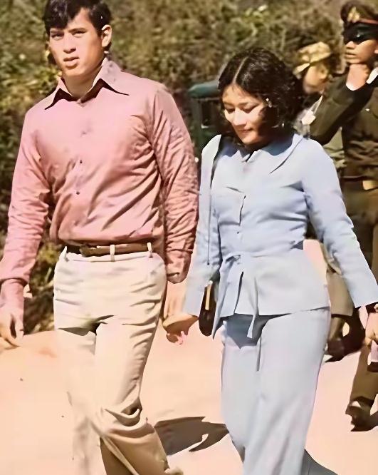 势均力敌的爱情，才最有看点吧！泰王的第一任王后，便是他的表妹！两人家世相当，