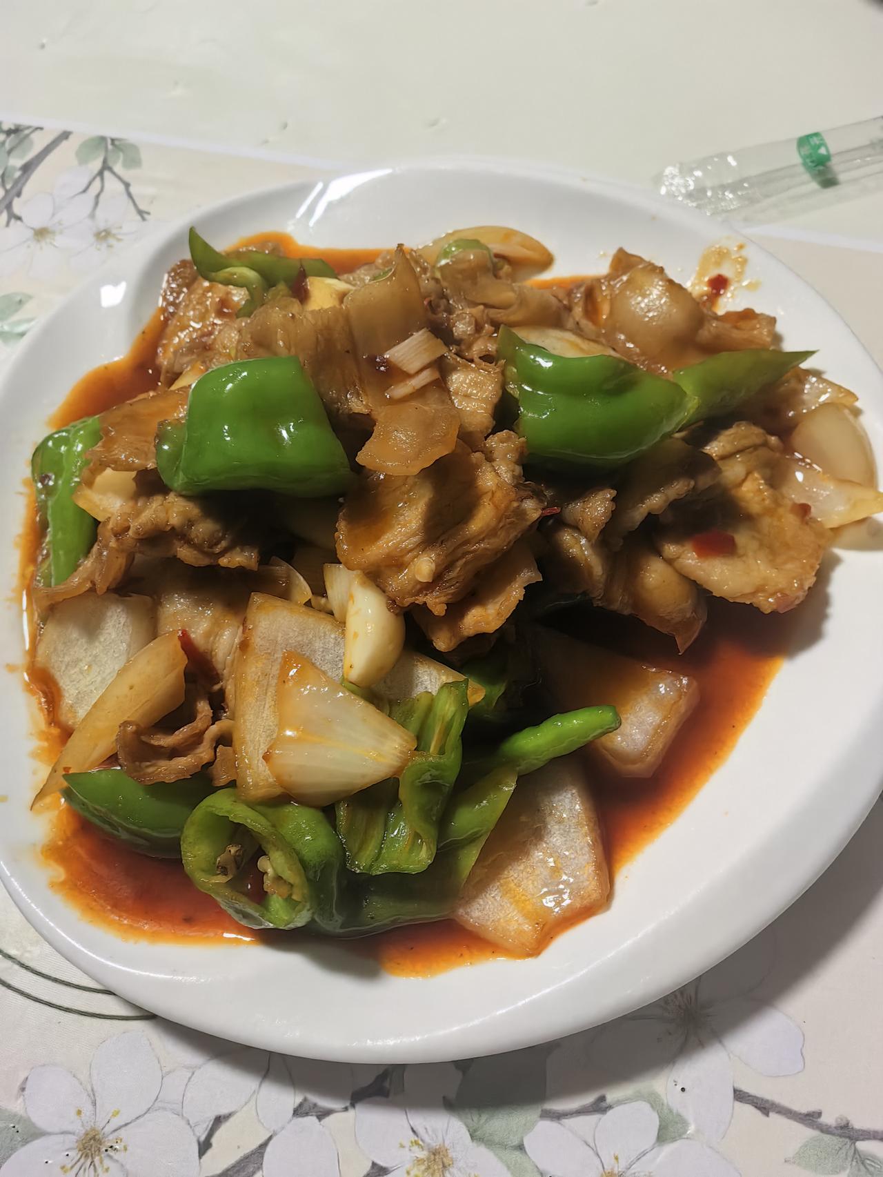 昨天晚餐就做了豆豉油麦菜和回锅肉，配着白米饭，简单又好吃。准备食材时，把回锅