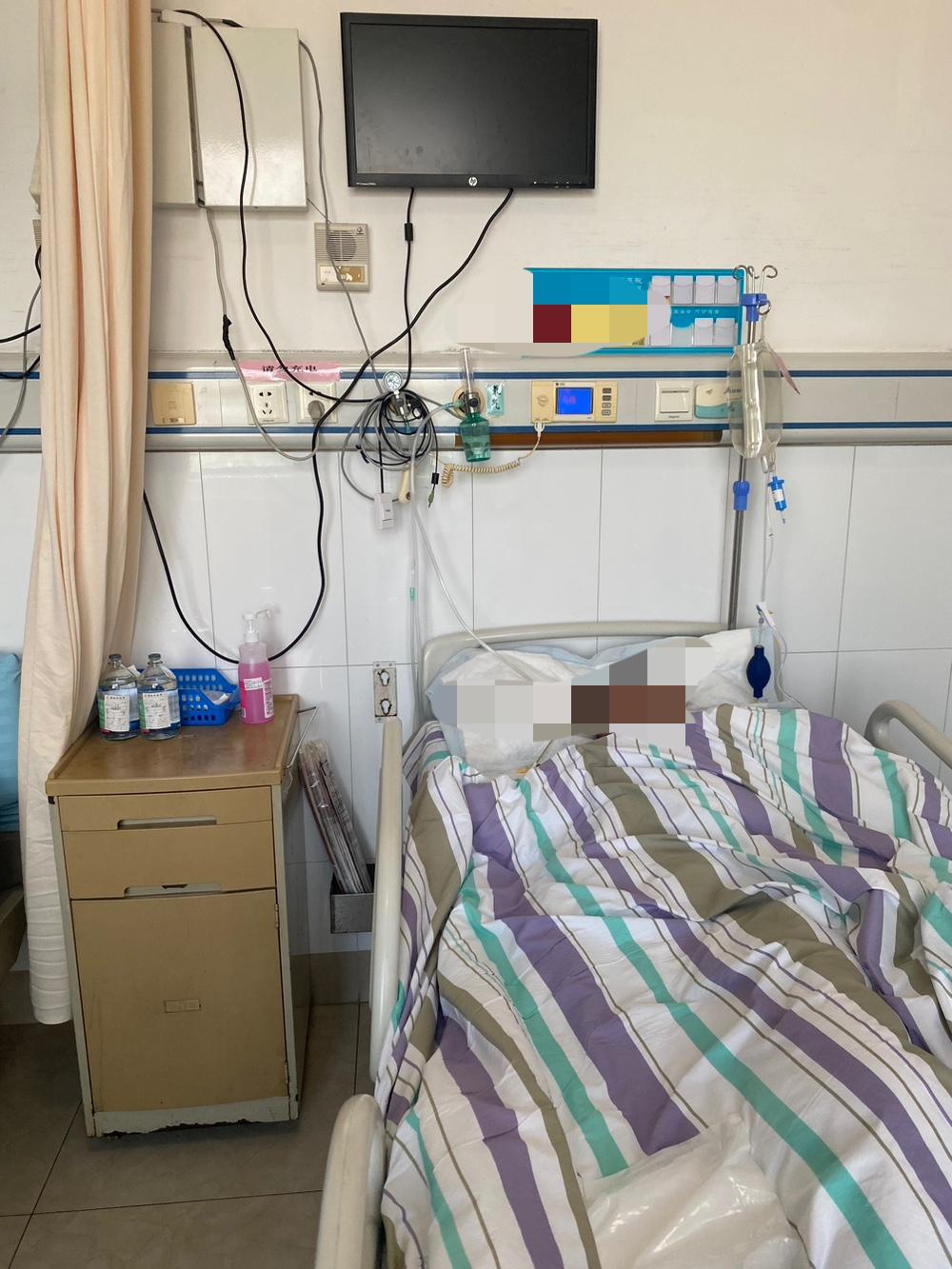 吝啬这一习性作为家风是有可能遗传的。母女俩搀扶着老头拦车去医院，出租车司机察觉老