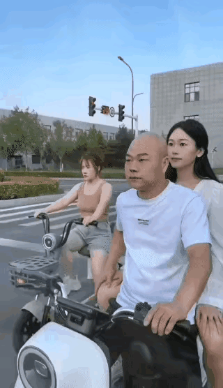 平白无故遭人一顿数落先不提，现面对自己的媳妇，就算跳进黄河也洗不清了。大哥你摊上