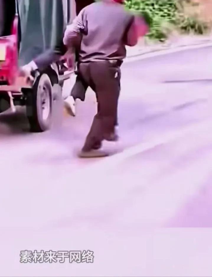 过路小姐姐看呆了，孩子在车上不听话，爸爸停车后，直接抱起孩子，扔路边草地上了……