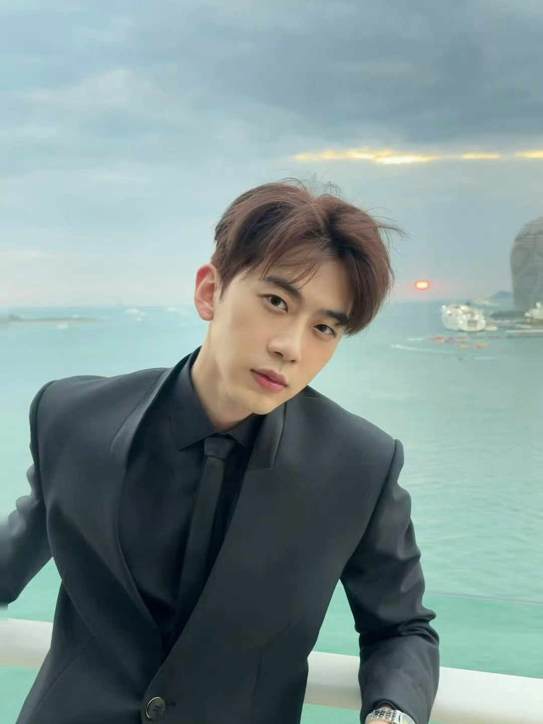 算了我不要拍立得了费启鸣这个帅哥送我