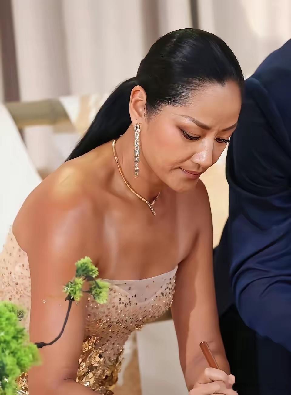 笑不活了，瞿颖姐这美黑效果，脸和身子都挺黑，结果脚丫子白得格外突出，这也太不均匀