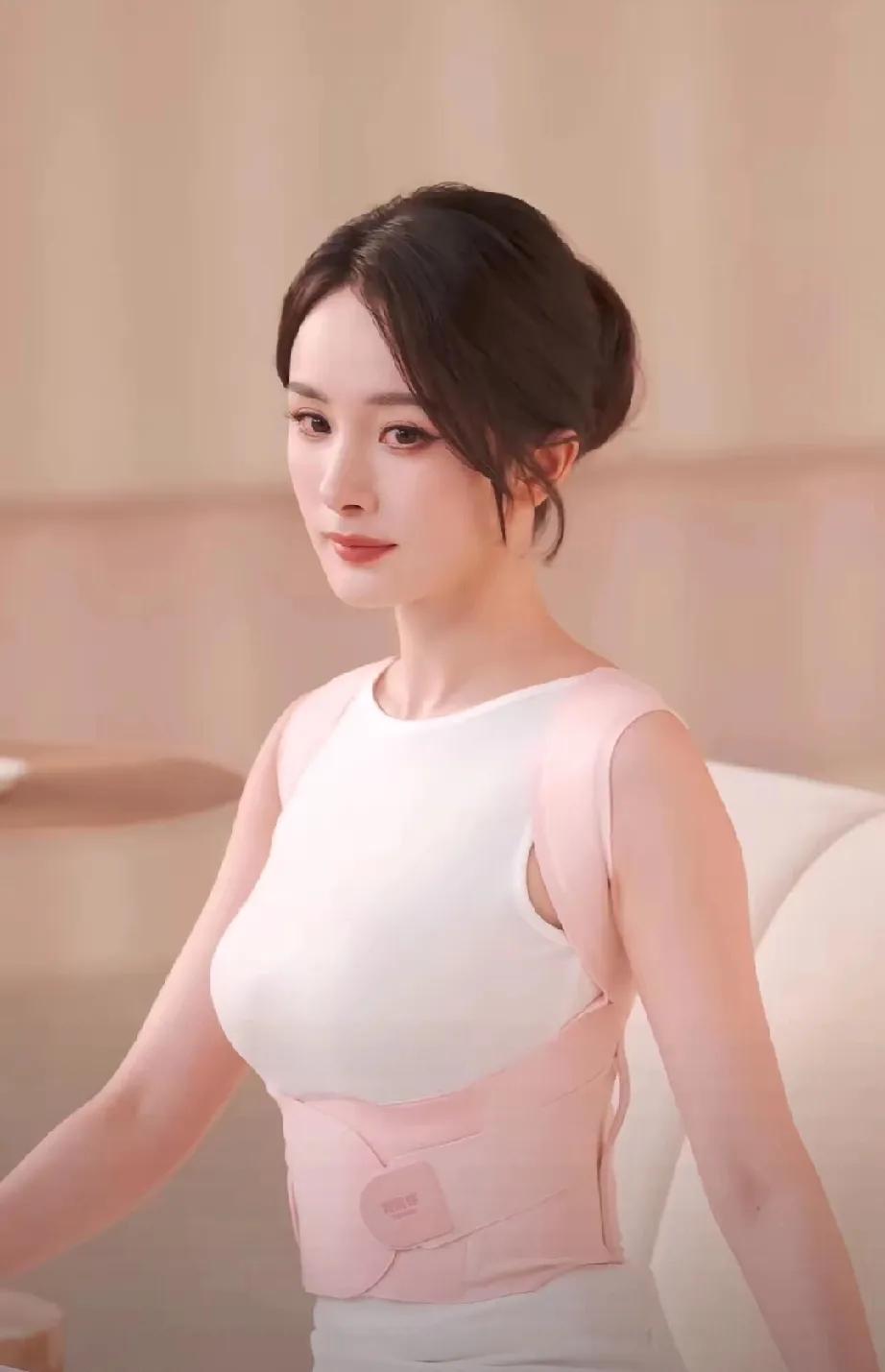 幂姐出马，矫姿带“疯”啦！幂姐一官宣背背佳，那场面，简直绝了！连夜补货都跟不