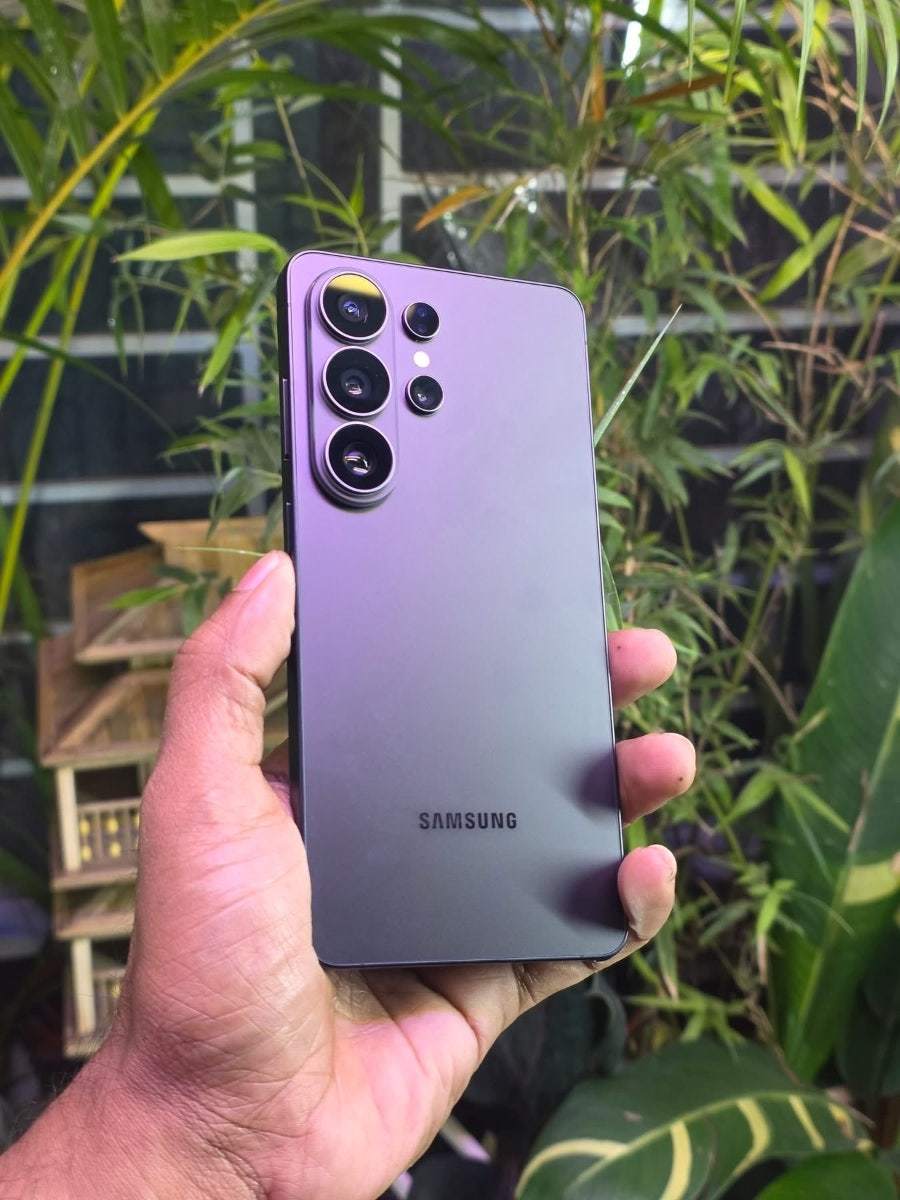 钴紫色在光线照射下是这样的颜色有点类似S20那一代的限定版本