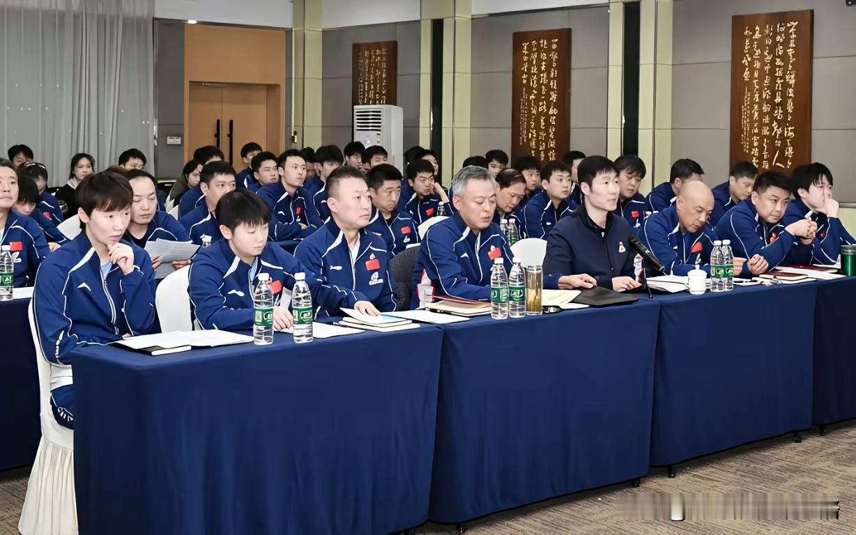 从坐位看地位，第一排只有三个主力队员。第一排C位是两位领导，然后就是马琳、肖战