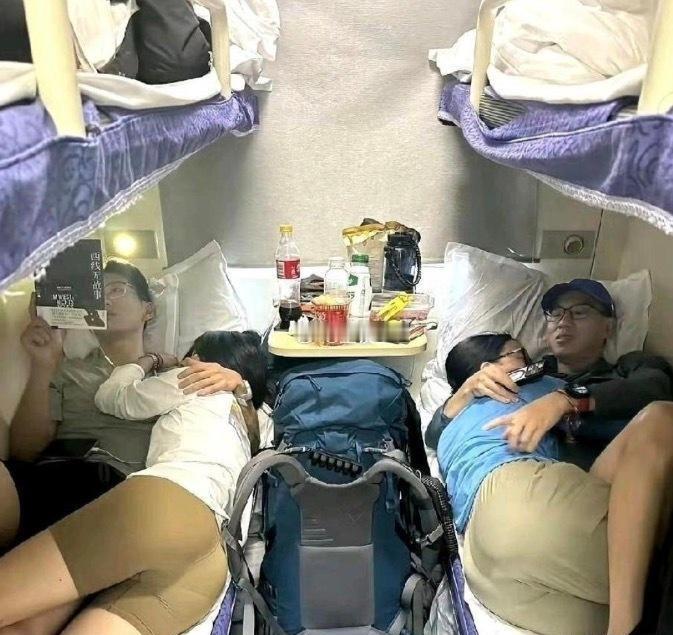 这样尴尬不，难道你们还想互相交流？