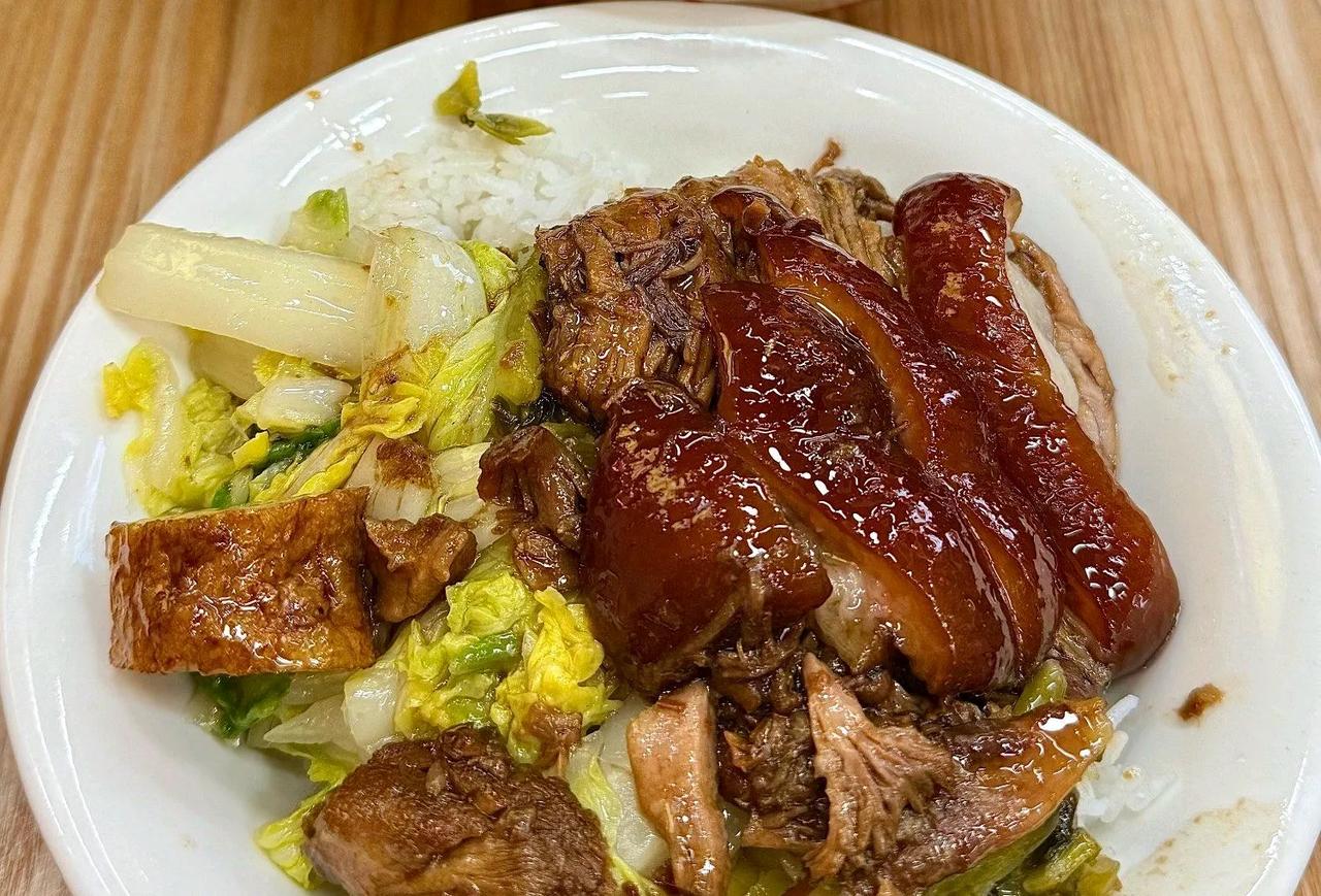 刚出锅的猪脚，颤巍巍地卧在白饭上，皮肉酥烂泛着油亮的酱色，筷子一戳即化。配上几片