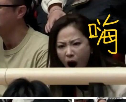 天津女排王茜，张大嘴巴地喊着，隔着屏幕，都能感受到她心中的怒火。这天津女排被北