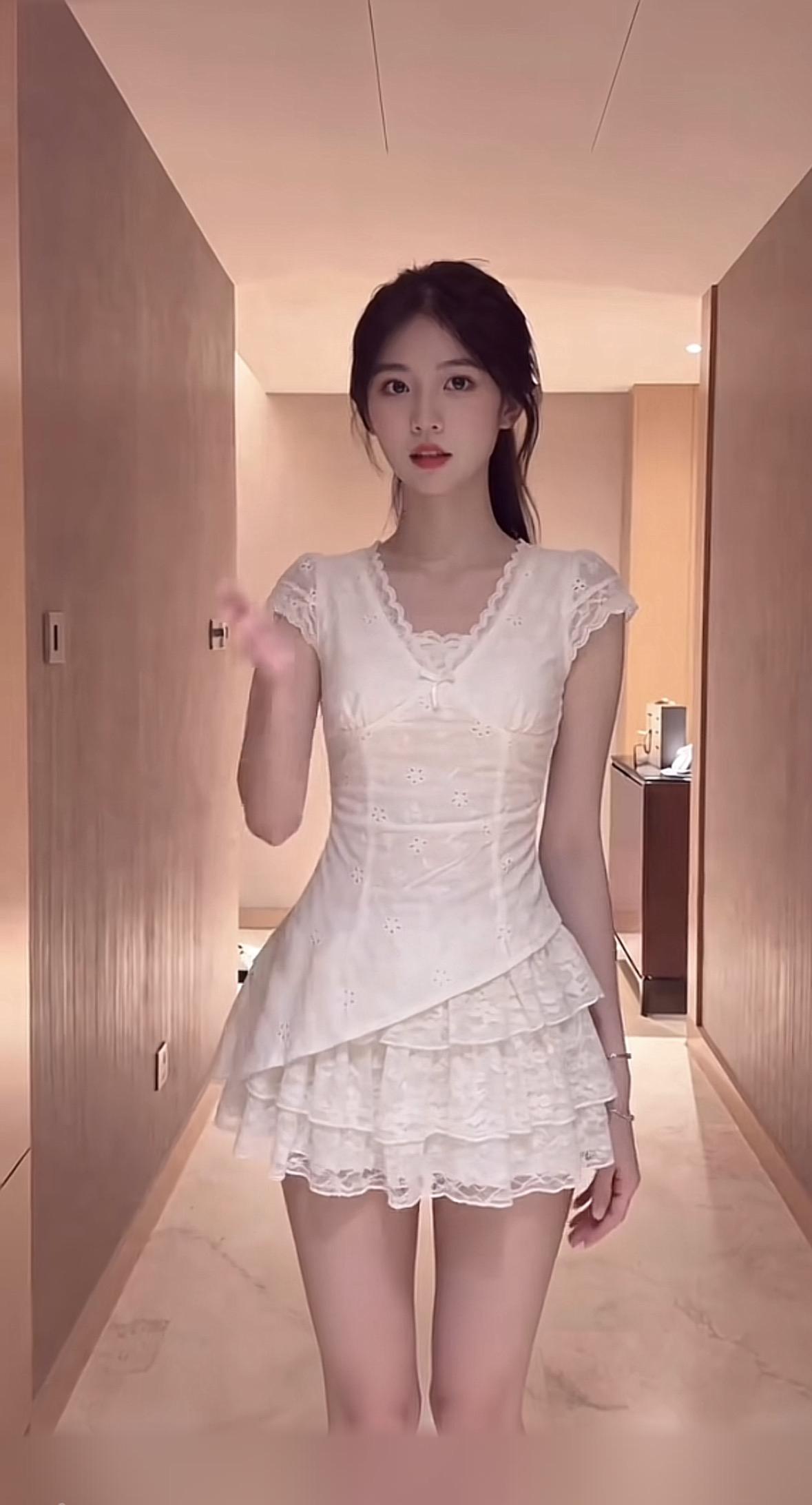 【这样的，不可不喜欢】身材可谓是纤细匀称，肩颈线条优美，腰肢纤细，腿部修长，整体