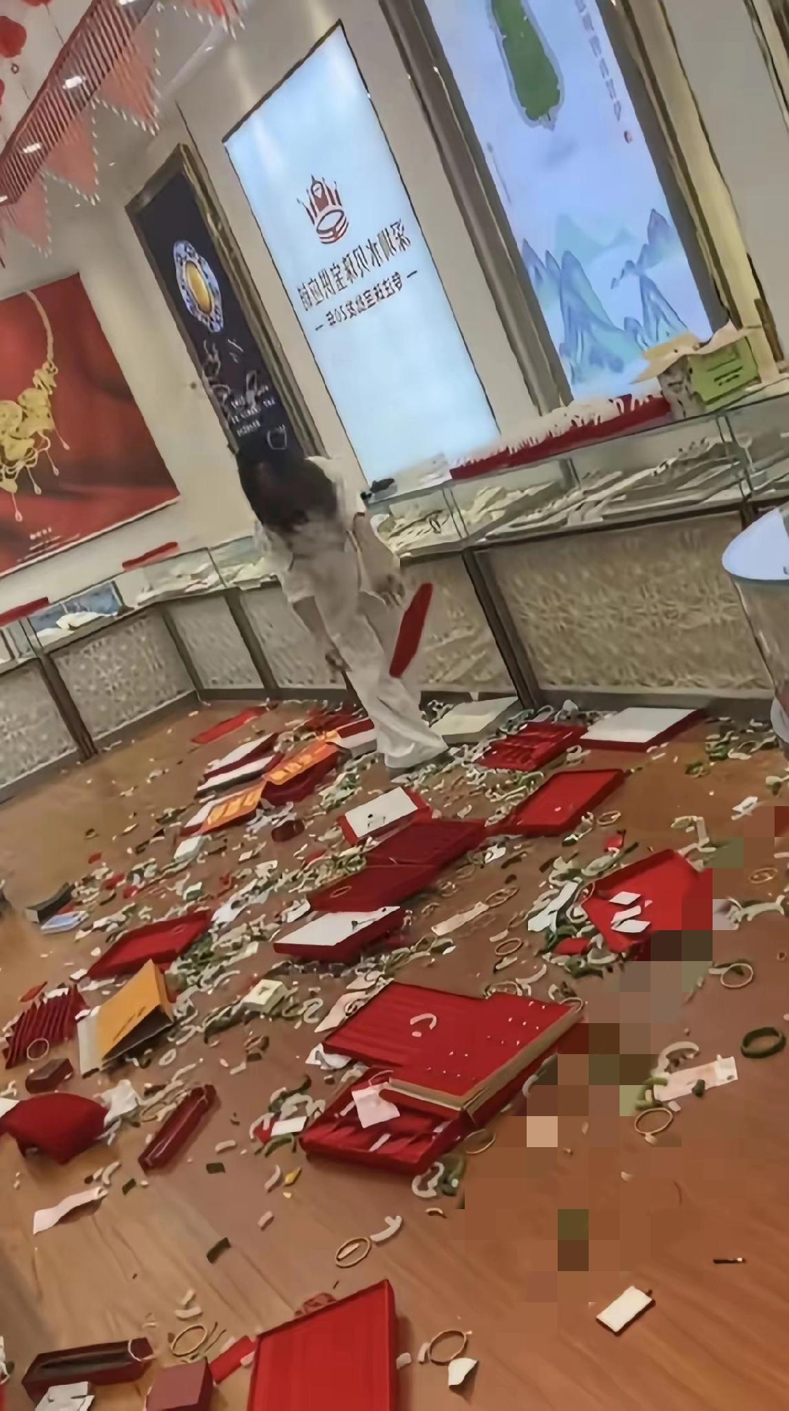 小仙女大闹深圳水贝玉镯店家人们快看！深圳水贝那玉镯店都快被“小仙女”拆了！