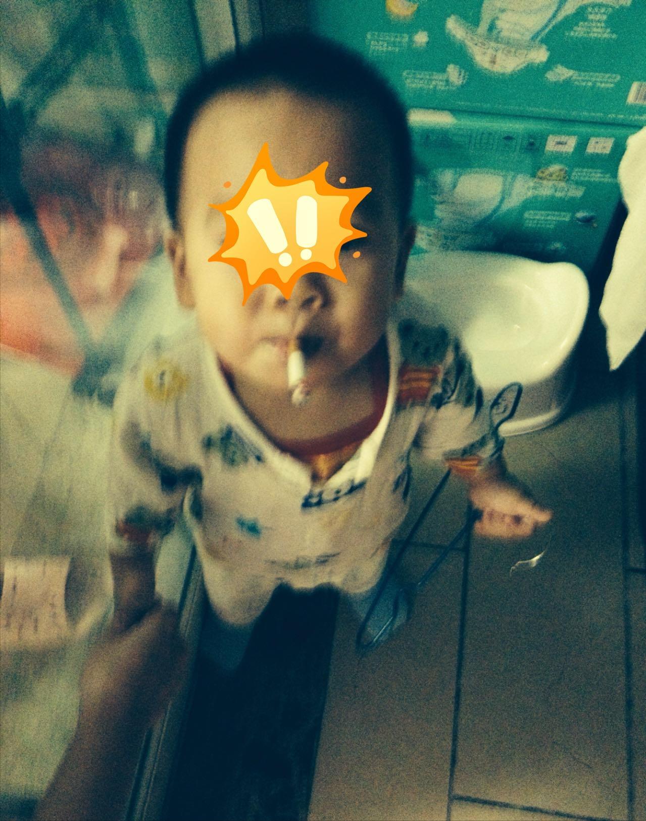 有些老人带孩子，真的让人看得火大。刚看到一个妈妈吐槽，儿子才刚学会走路，放在奶奶