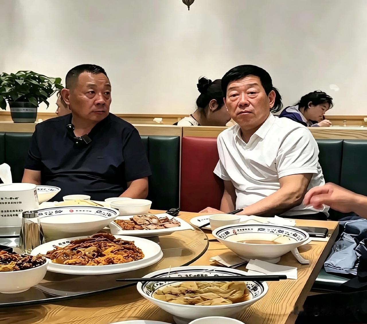 于东来和魏建军聚餐，桌上就几个家常菜，连瓶酒都没有。到了他们这个段位，早就不讲究