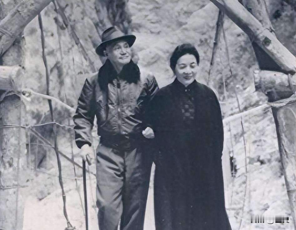 1935年的峨眉山传说流传甚广,说的是蒋介石得到一句六字预言:“胜则重,败则台”