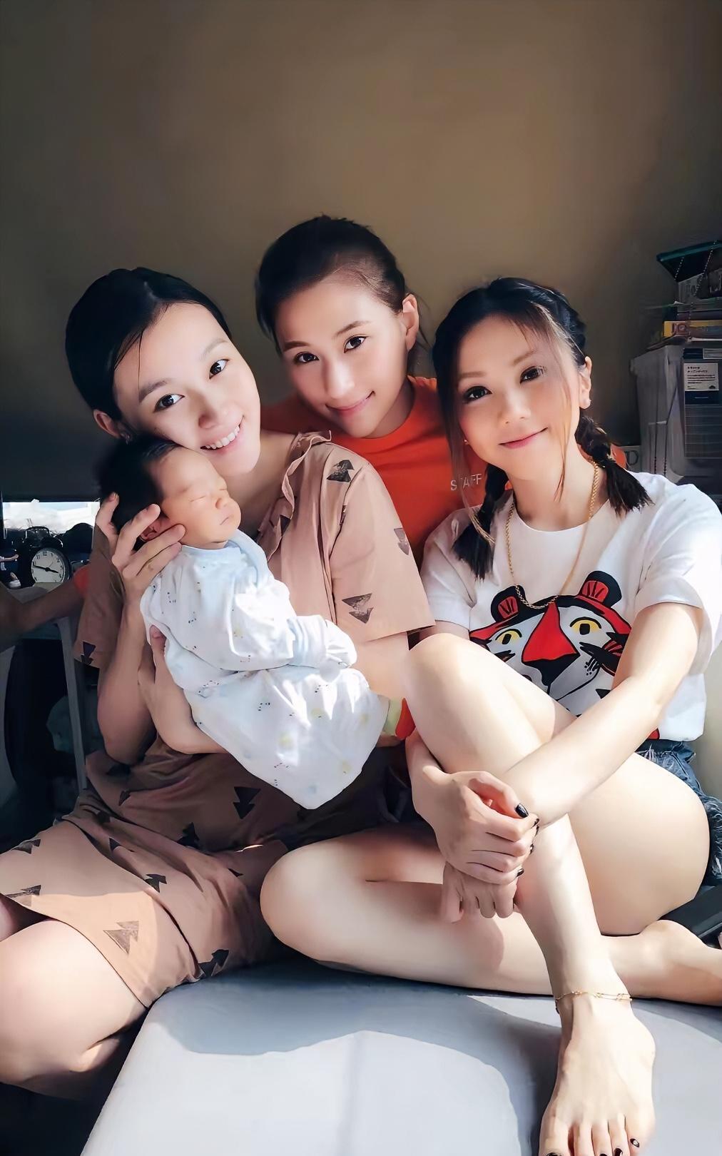 邓紫棋，肉嘟嘟的脚丫，好可爱