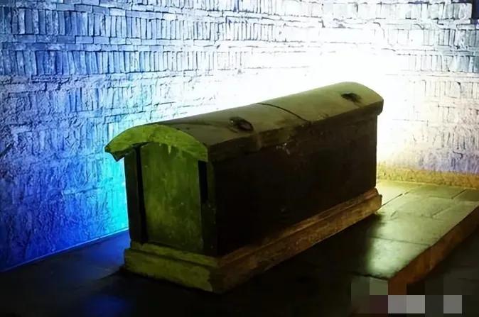 1945年，王绍义终于用炸药炸开了康熙帝景陵的地宫，当尘埃散去，六口棺椁静静沉在