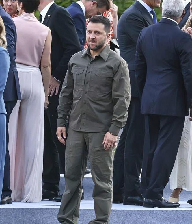 泽连斯基又续了90天！1月14日，乌克兰议会330票赞成，只1票反对，直接把