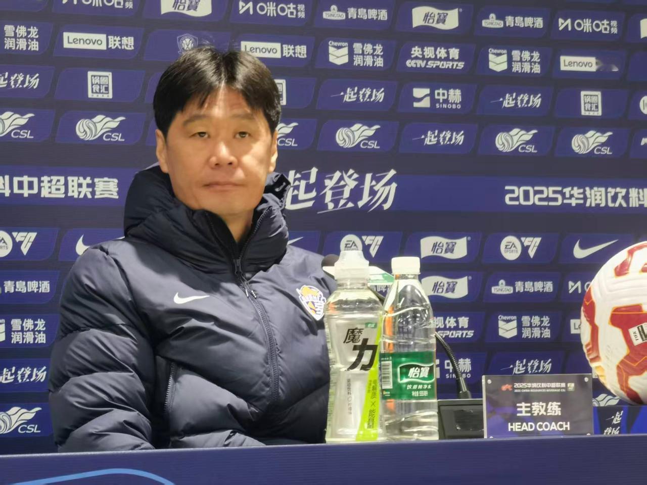 海牛主帅李霄鹏用了很多感谢！要比当年徐根宝感谢更多！但球迷不理解的是海牛还没有确