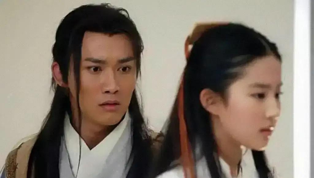 张纪中选杨过，黄晓明靠一句话赢了全场武打明星。那年试镜，黄晓明盯着导演说：杨过