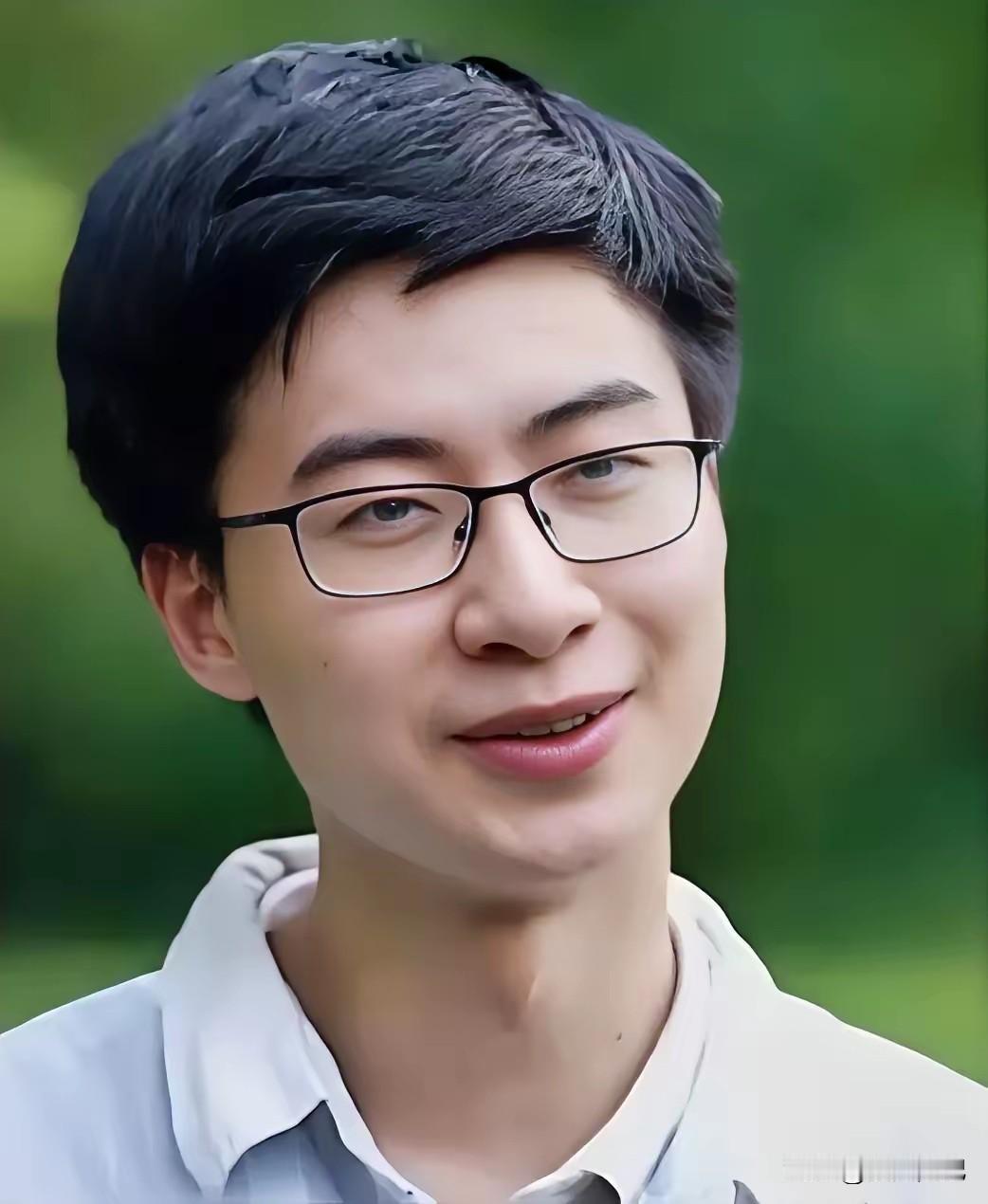 深夜十一点，清华精仪系三楼拐角，那盏灯还亮着。说实话，庞众望刚答辩完。博导都
