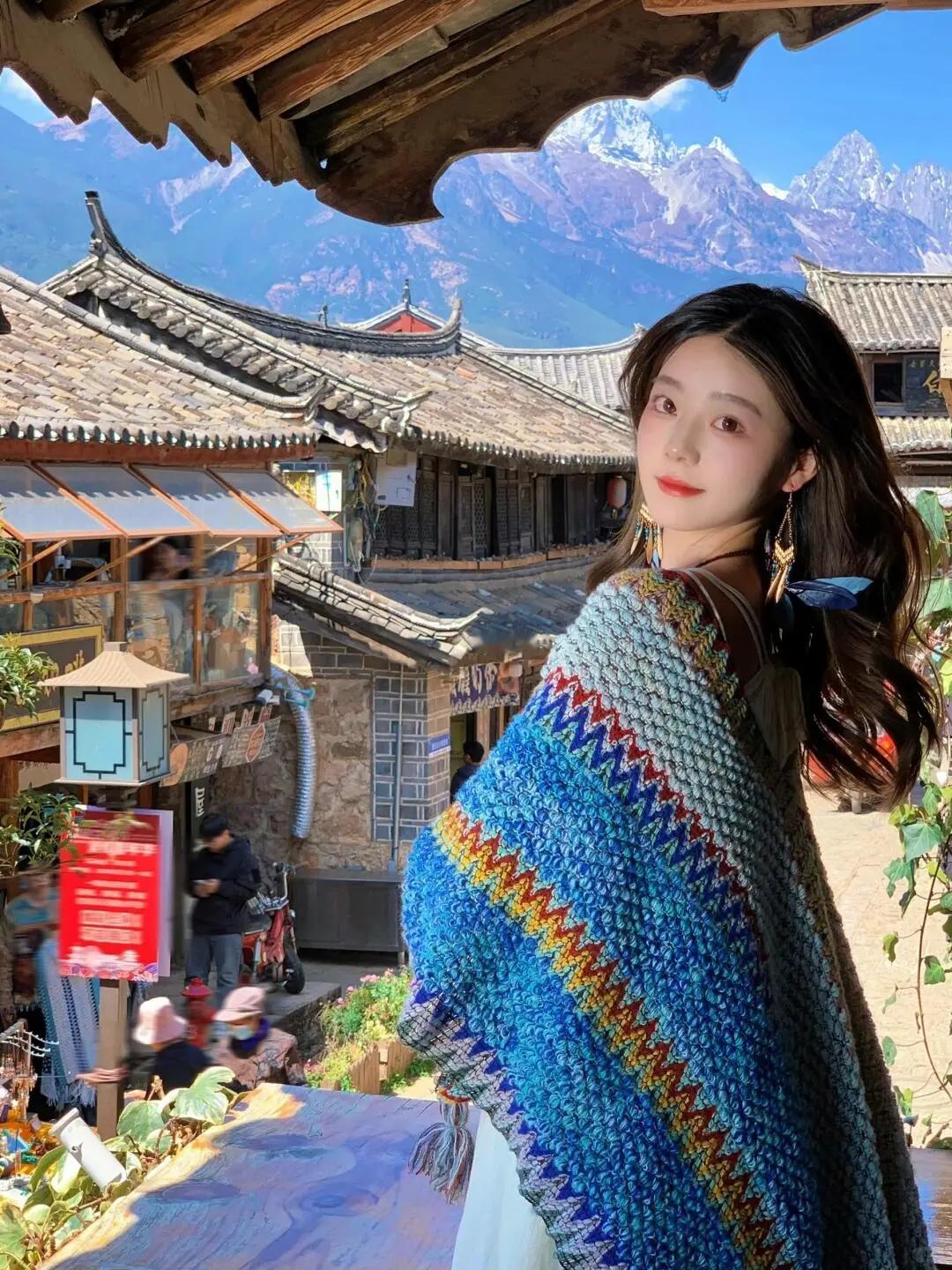 风吹到了丽江，白沙古镇的阳光落在肩头，雪山作背景，把浪漫揉进滇西北的风里