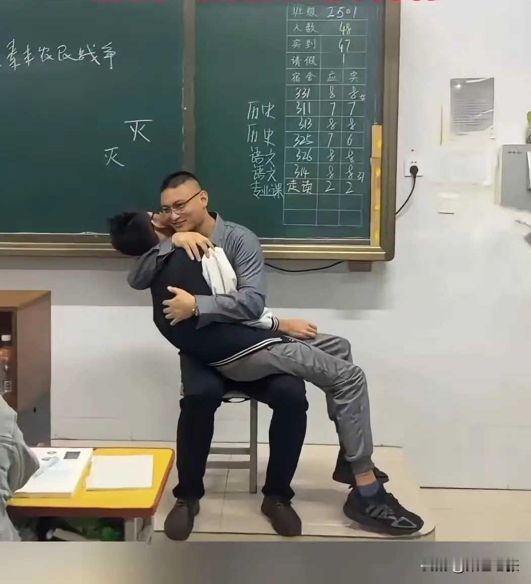近日，许昌一所学校里，老师正认真授课，发现一名趴在课桌上的男生，便放下课本快步走
