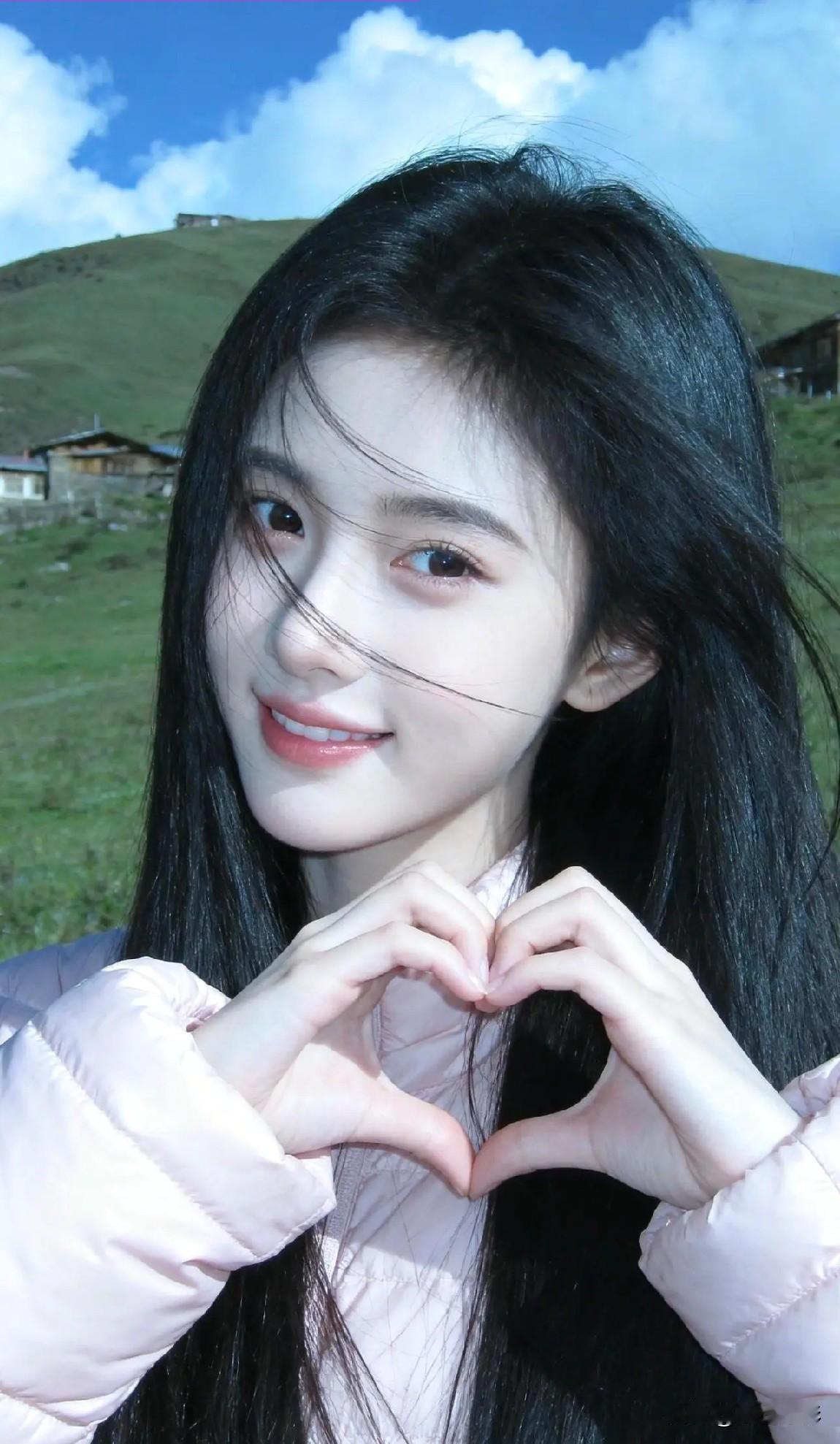 光之影在蓝天白云下，微笑比心，享受美好时光！🌞💕元气满满的微笑微笑自拍