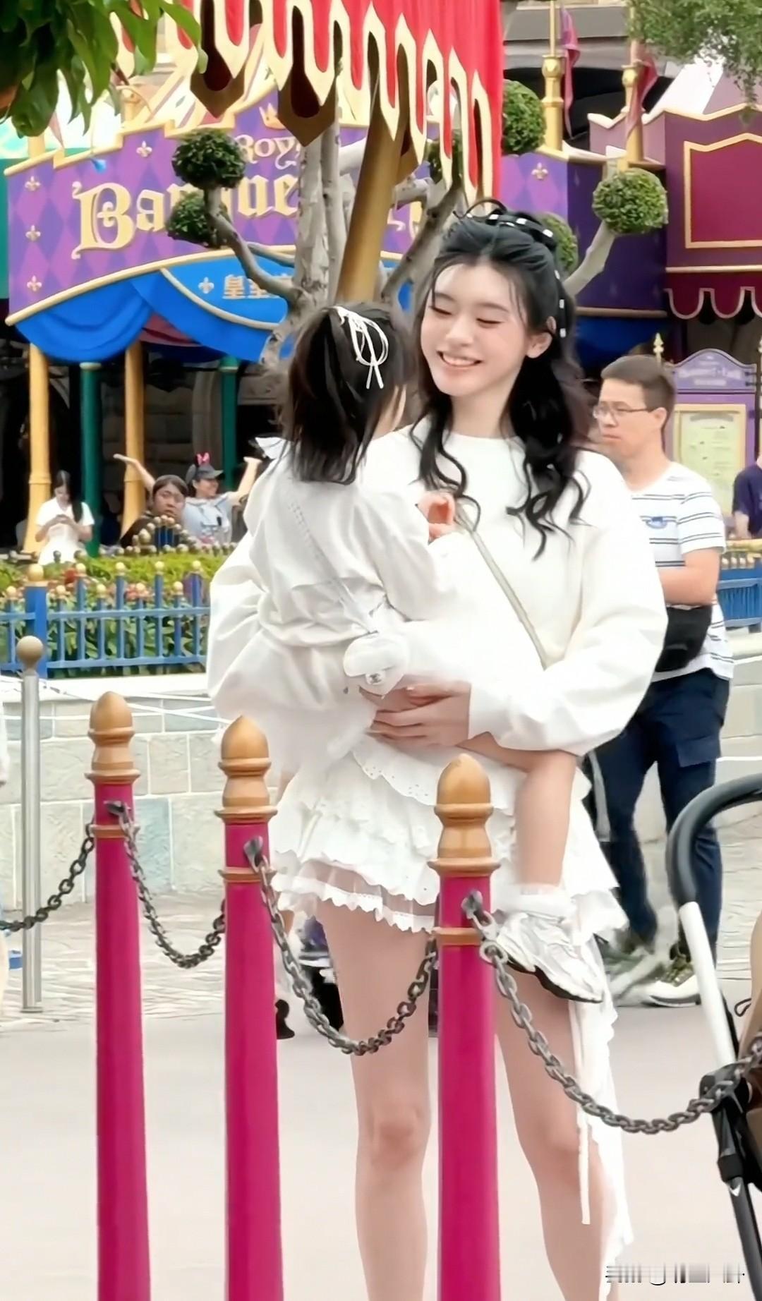 好幸福的画面，两个小蛋糕[吐舌头眯眼睛笑][吐舌头眯眼睛笑][吐舌头眯眼睛笑]一双儿女算是保了熹贵妃