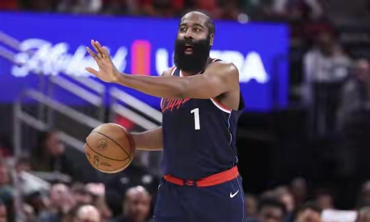 登哥复出，死磕湖人，这是和湖人队杠上了！今天上午十一点半，快船队主场迎战湖人队