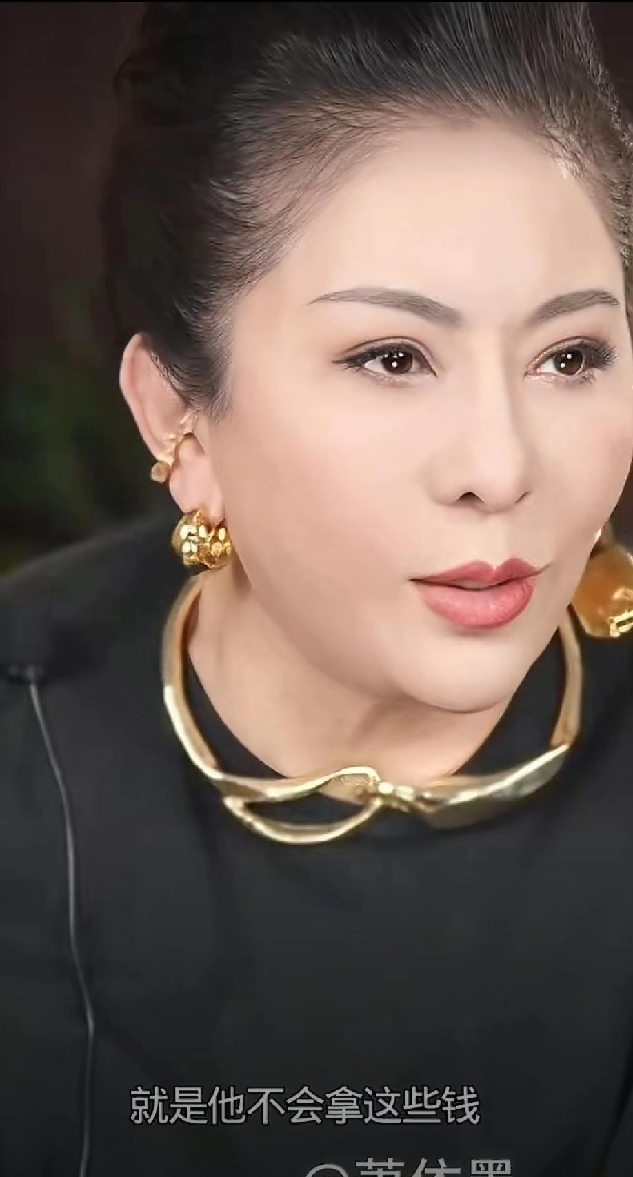 向太这几句话，听得让人后背发凉，这不就是把郭碧婷架起来了吗，让她不要用向家的