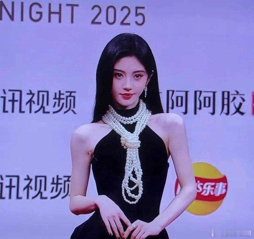 鞠婧祎的肩膀和田曦薇的一对比就能看出来是💉