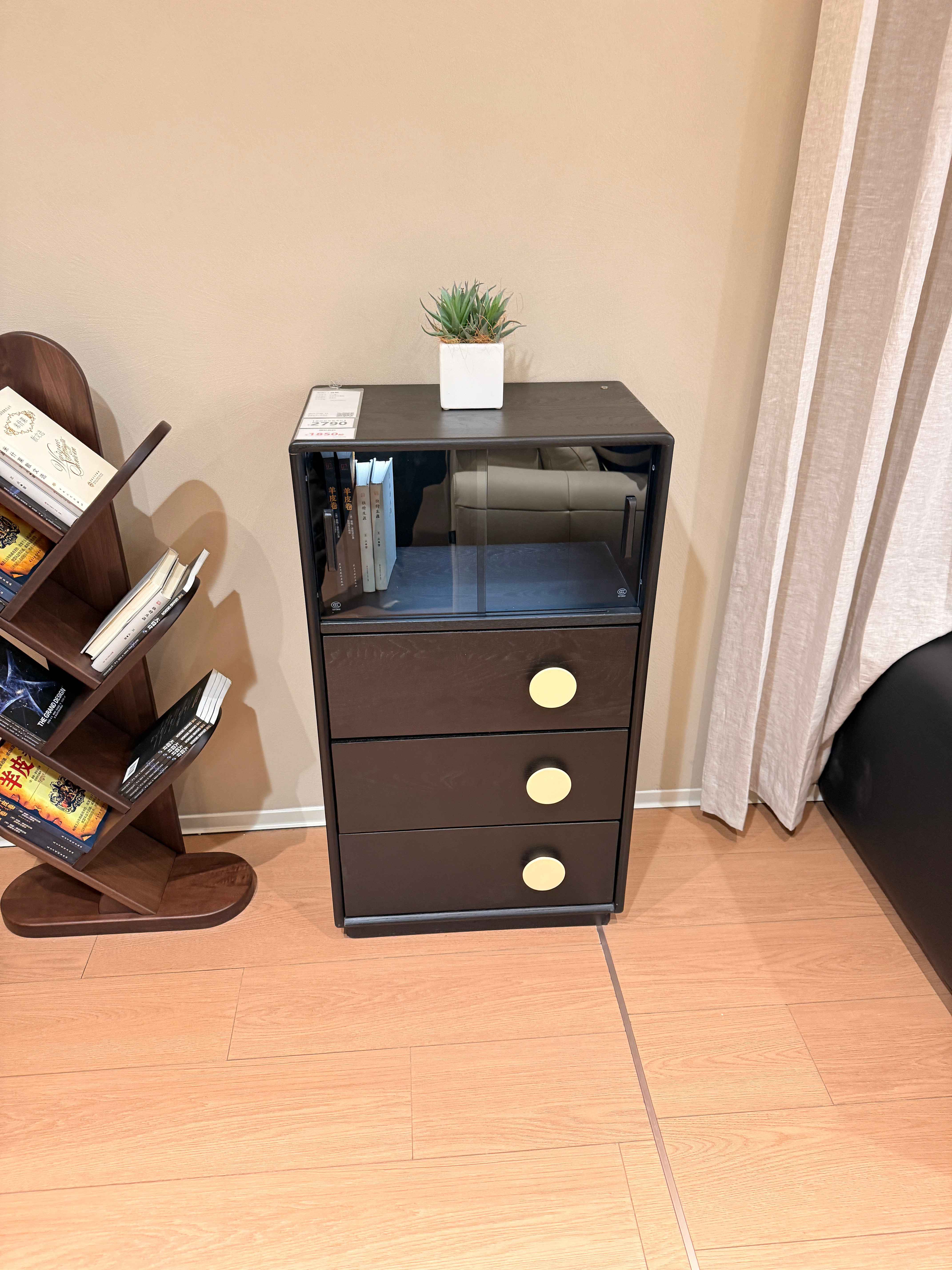 床到了后觉得床头柜不搭了，火速杀来买了个这个。