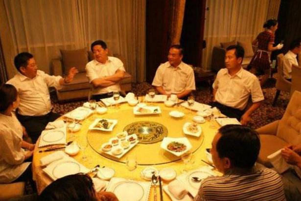 省里来人检查，市县陪同，中午吃饭人太多，根据人数安排了两桌，省检查人员和市县陪同