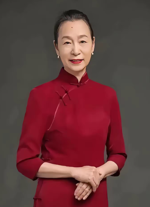 他去美国进修，整整两年没见老婆。等他回国，看到老婆正在坐月子，他没有发火