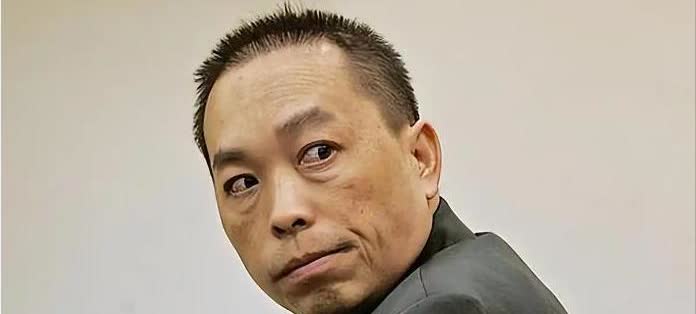 6名白人拿枪对着亚裔个子男人，随着枪声响起，亚裔男子趴在了地上，正当大家看笑话，