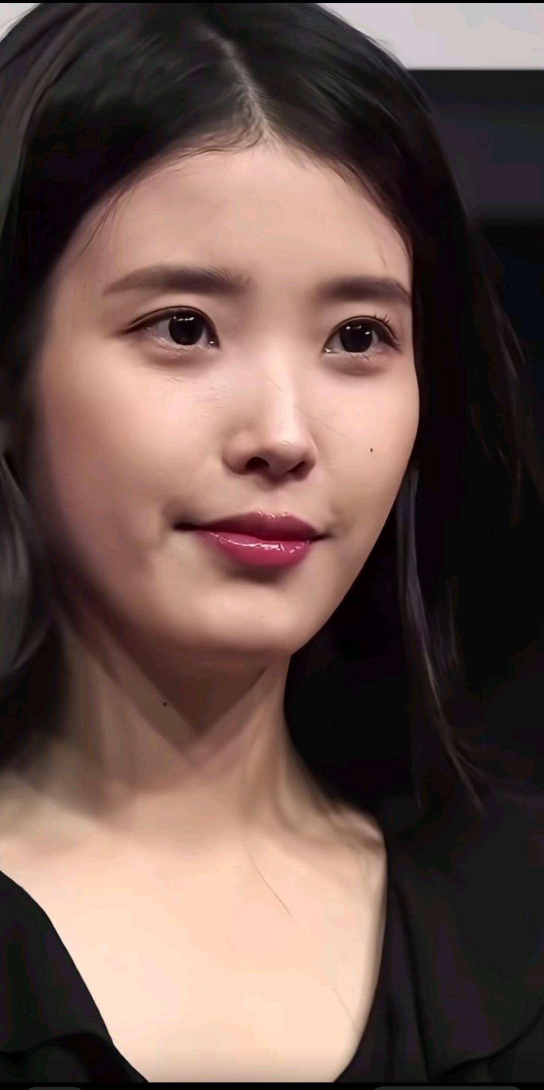 温柔甜美的微笑，黑色长发，红唇，优雅迷人。