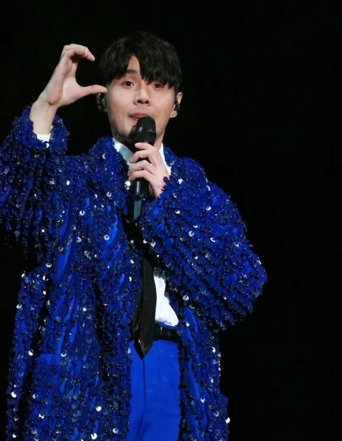 好奇查了一下李荣浩，不查不知道，一查真让我愣了半天——原来他根本不是科班出身