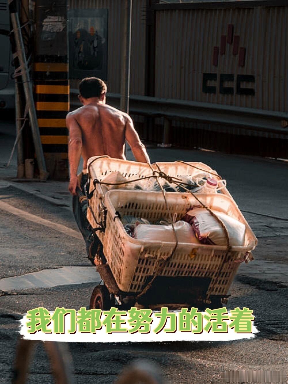 中午吃完饭，在马路边散散步，忽然看到一个走路有点颤巍巍的瘦弱老太太，向对面的出租