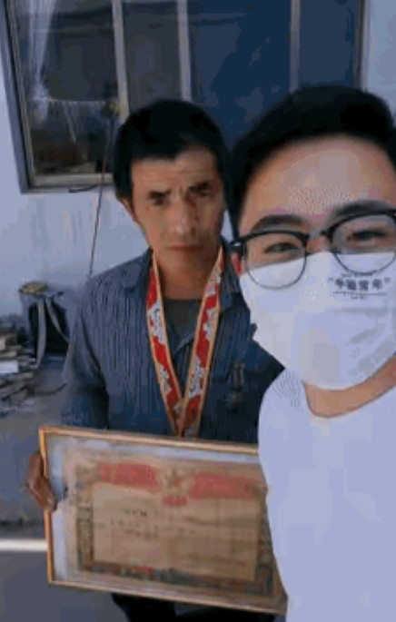 看哭了！”山东，男子的舅舅是全县唯一一名战时一等功臣，还有个霸气的名字！然而，舅