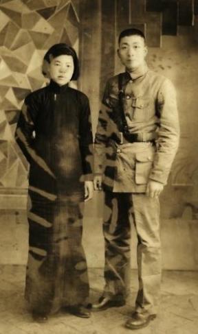 1941年，鬼子的审讯室里，一国军上校被绑在木椅子上，日本兵嬉皮笑脸地去扯他妻子