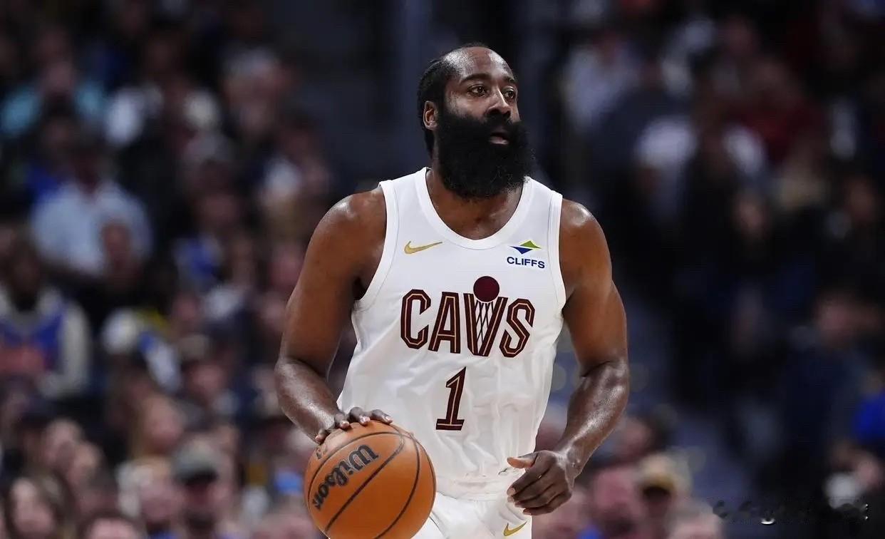 美媒体CP发文谈到骑士球员哈登，其写道：“多年以来，哈登背负着NBA最严苛的季后