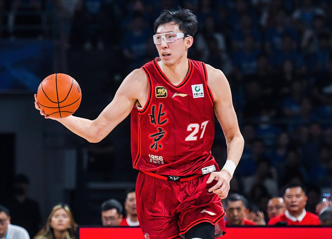 曾凡博：琦哥，还是你稳啊！健康的你，实力绝对国内独一档啊？？？周琦：就是罚篮有