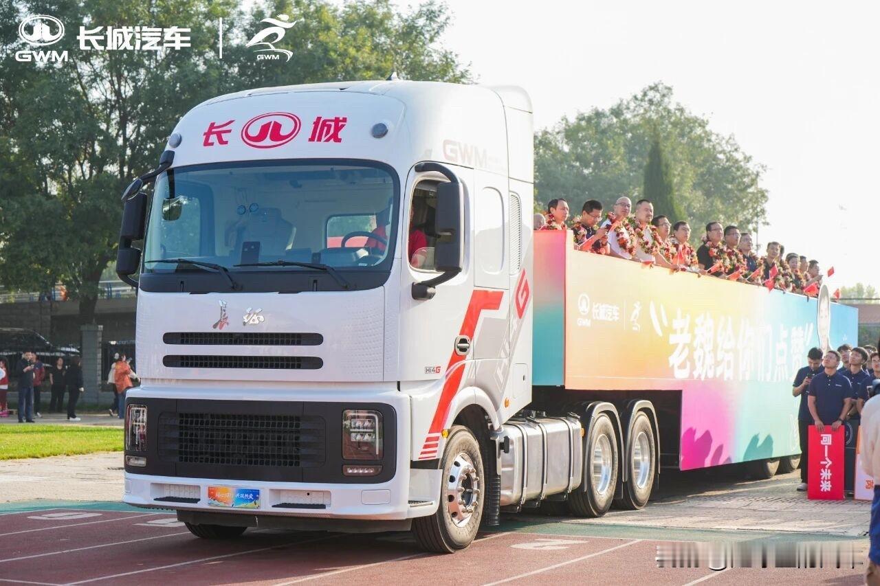 听我一句劝，老板亲自开车载员工这事儿，真不是光图个热闹。你们想想，一个执掌千