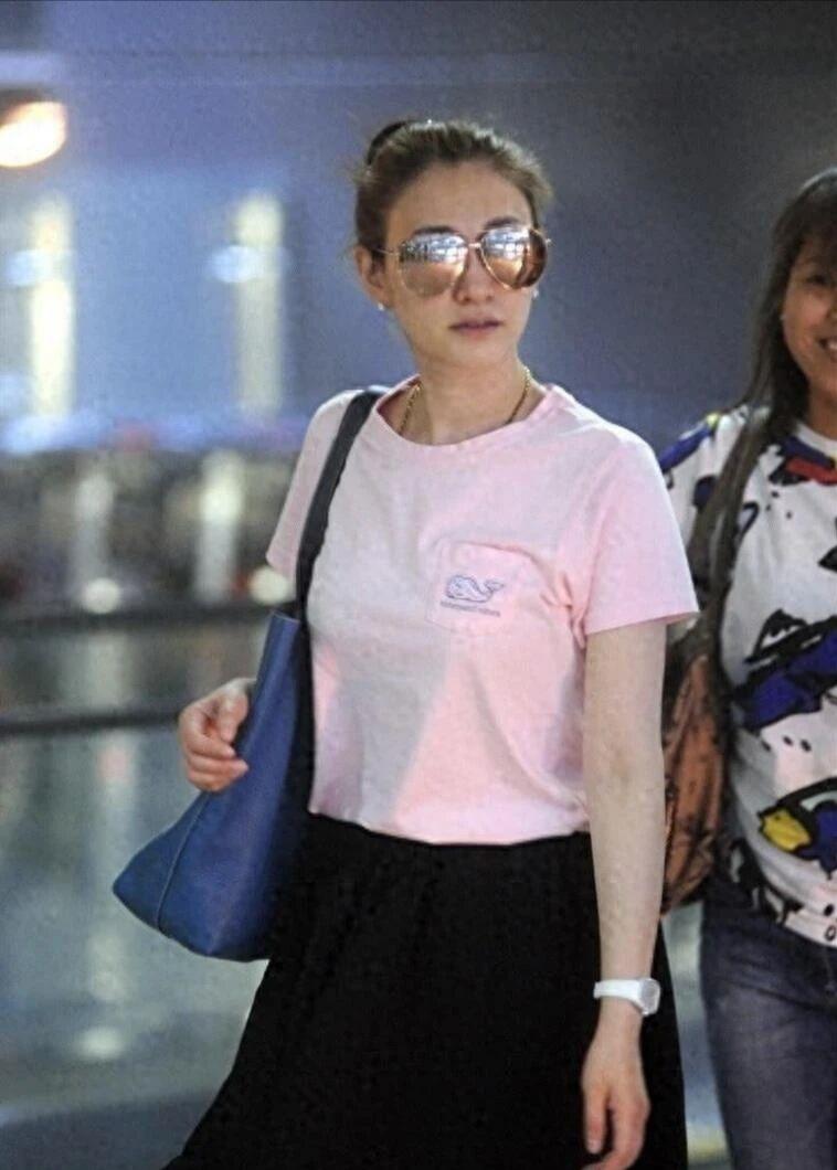 李小冉走机场，带火了极简穿搭，时髦又减龄时间是过得真快，如今，李小冉也到了48岁